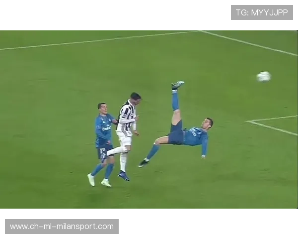 C罗身体素质逆天！倒钩动作标准到教学级别