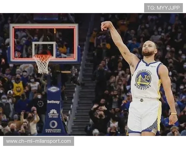 库里连续三记远投炸裂全队，勇士锁定胜利